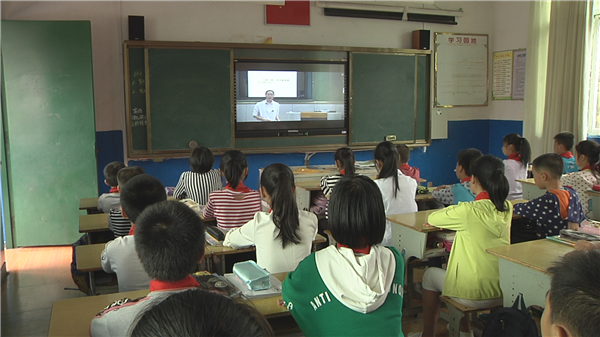 刚毕业时,她对农村学校的印象还停留在十几年前黑板加粉笔的时代.