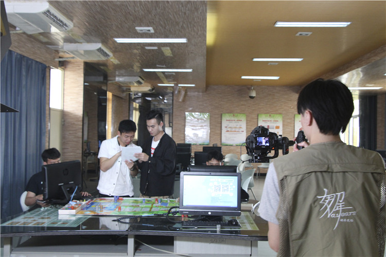 20190421我们都是追梦人 沙盘模拟 工作人员工作照 林子滢摄 (2).JPG