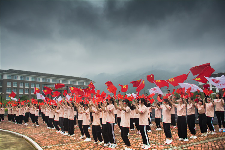 20190427同学们挥舞旗帜-林展鹏摄.jpg 20190427同学们挥舞旗帜-林展鹏摄.jpg