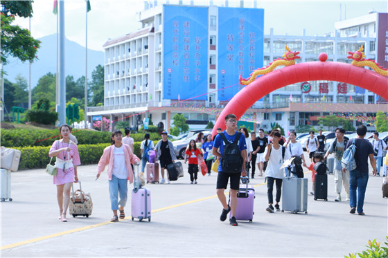 漳州科技职业学院报到首日新生近3000人
